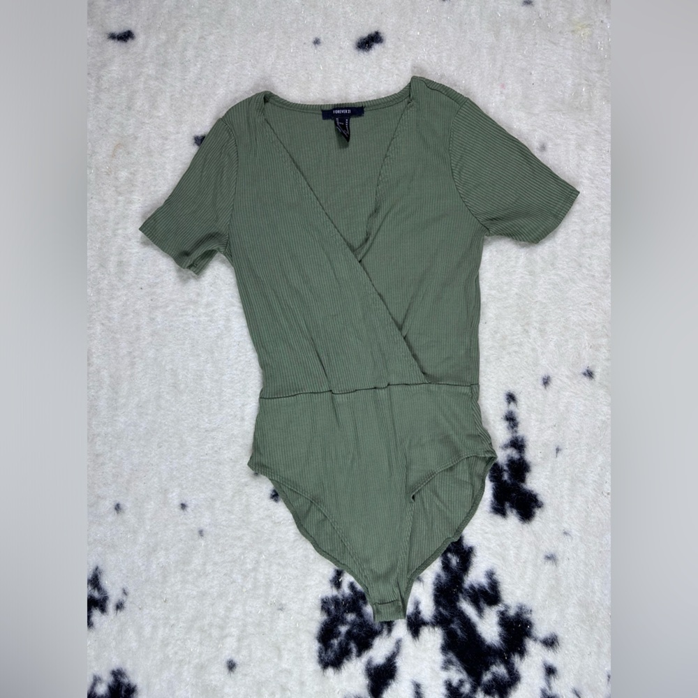 Forever 21 Women's Green V Neck Ribbed Bodysuit Size Medium